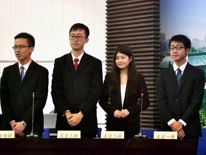 问鼎娱乐夺得第九届研究生红枫辩论赛冠军