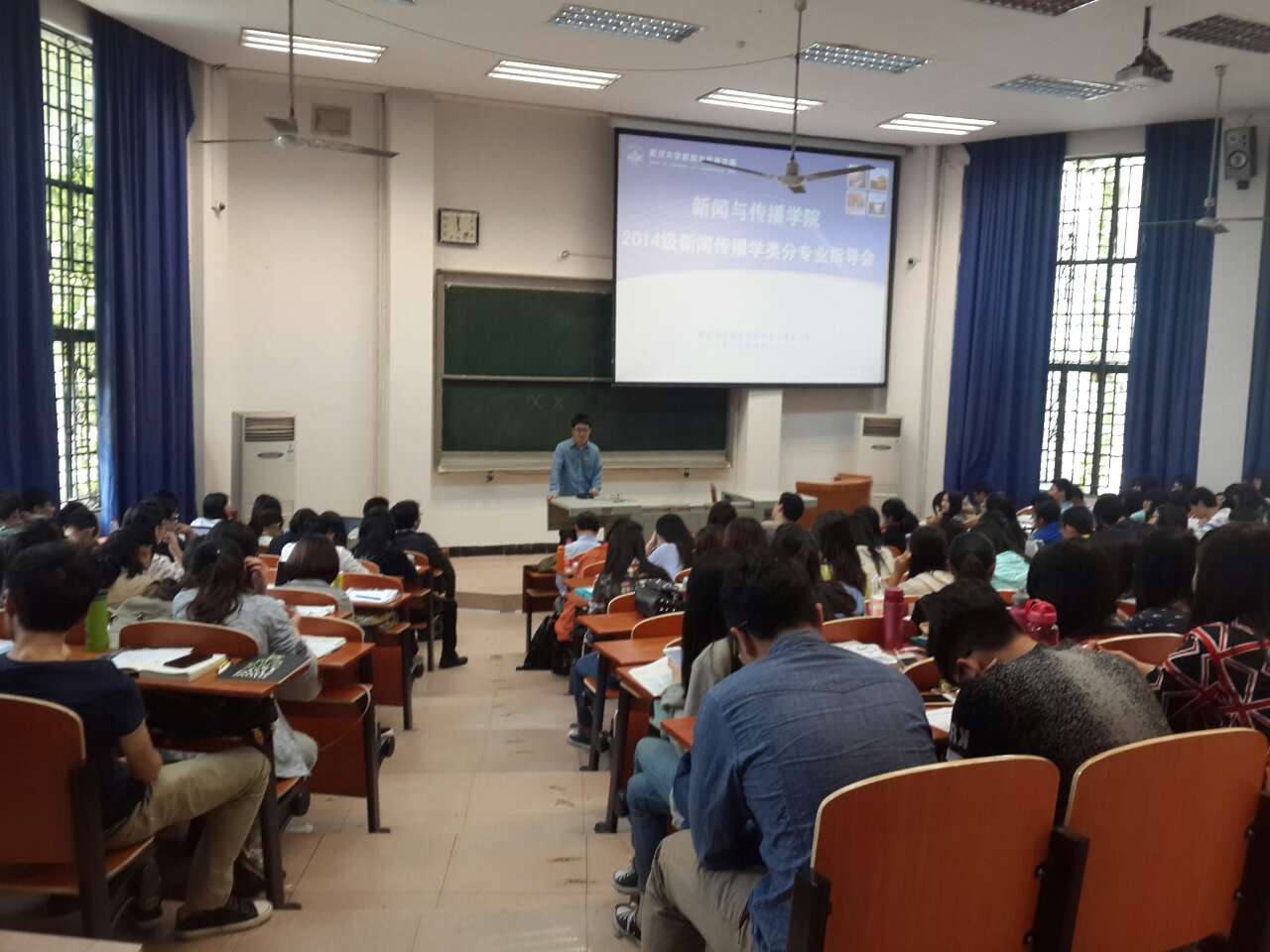 拨开迷雾，指点迷津——问鼎娱乐举行2014级分专业指导会