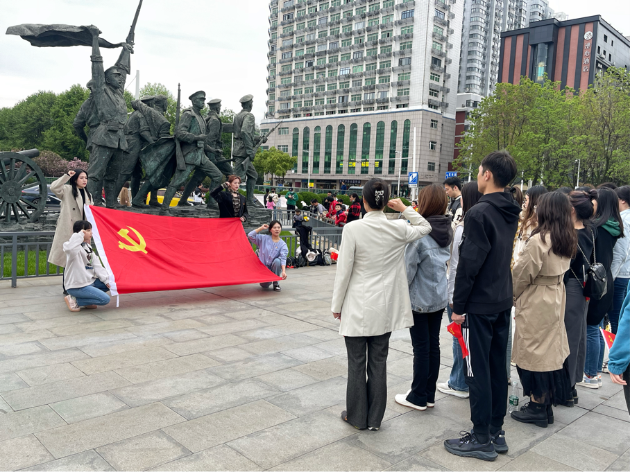 问鼎娱乐35名青年研究生代表清明节赴辛亥革命博物馆等地开展主题党建活动