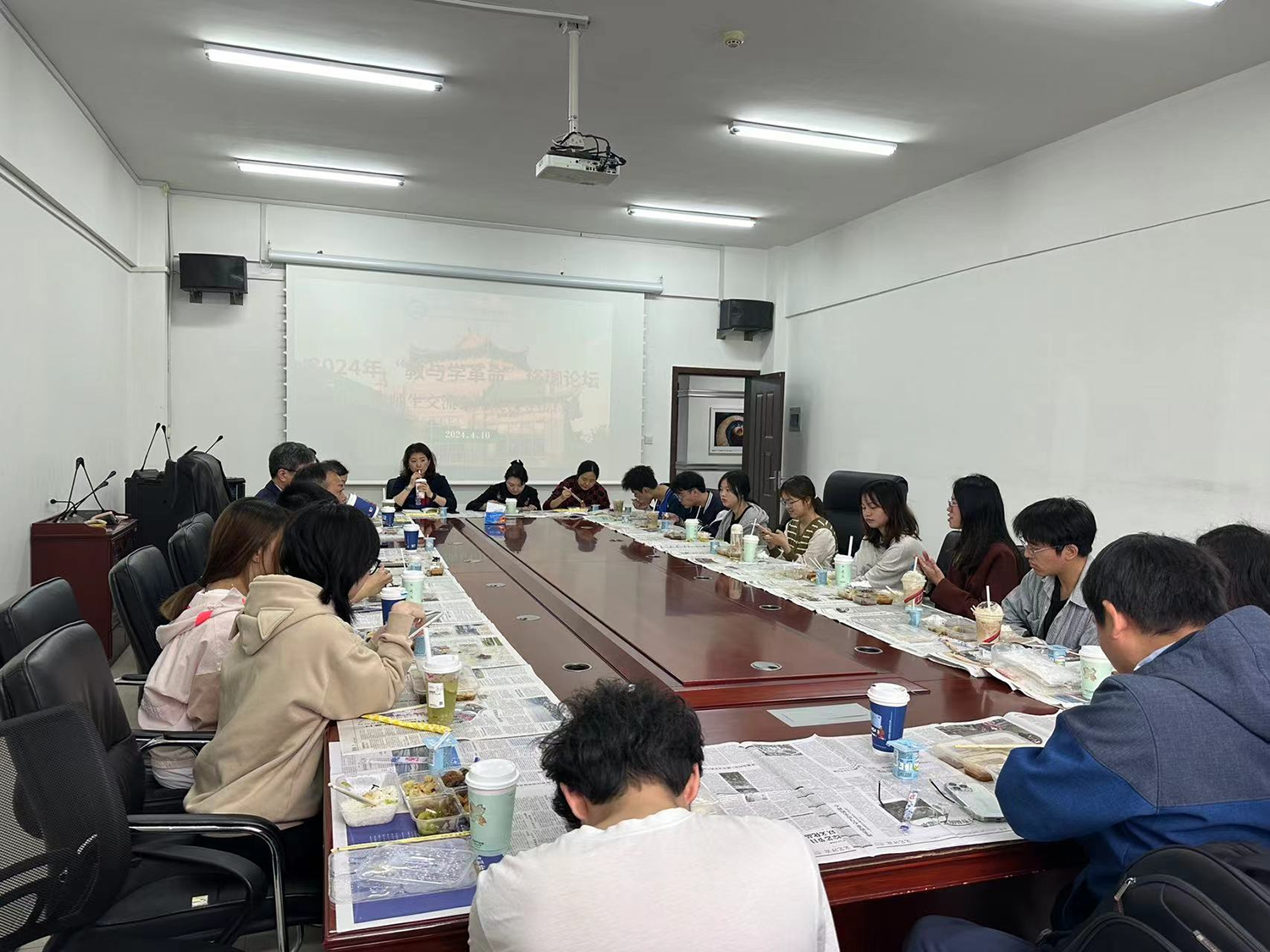 问鼎娱乐召开2022级师生交流会暨院领导接待日