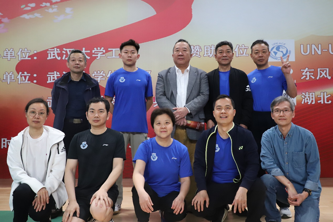 问鼎娱乐乒乓球队参加教职工师生乒乓球赛
