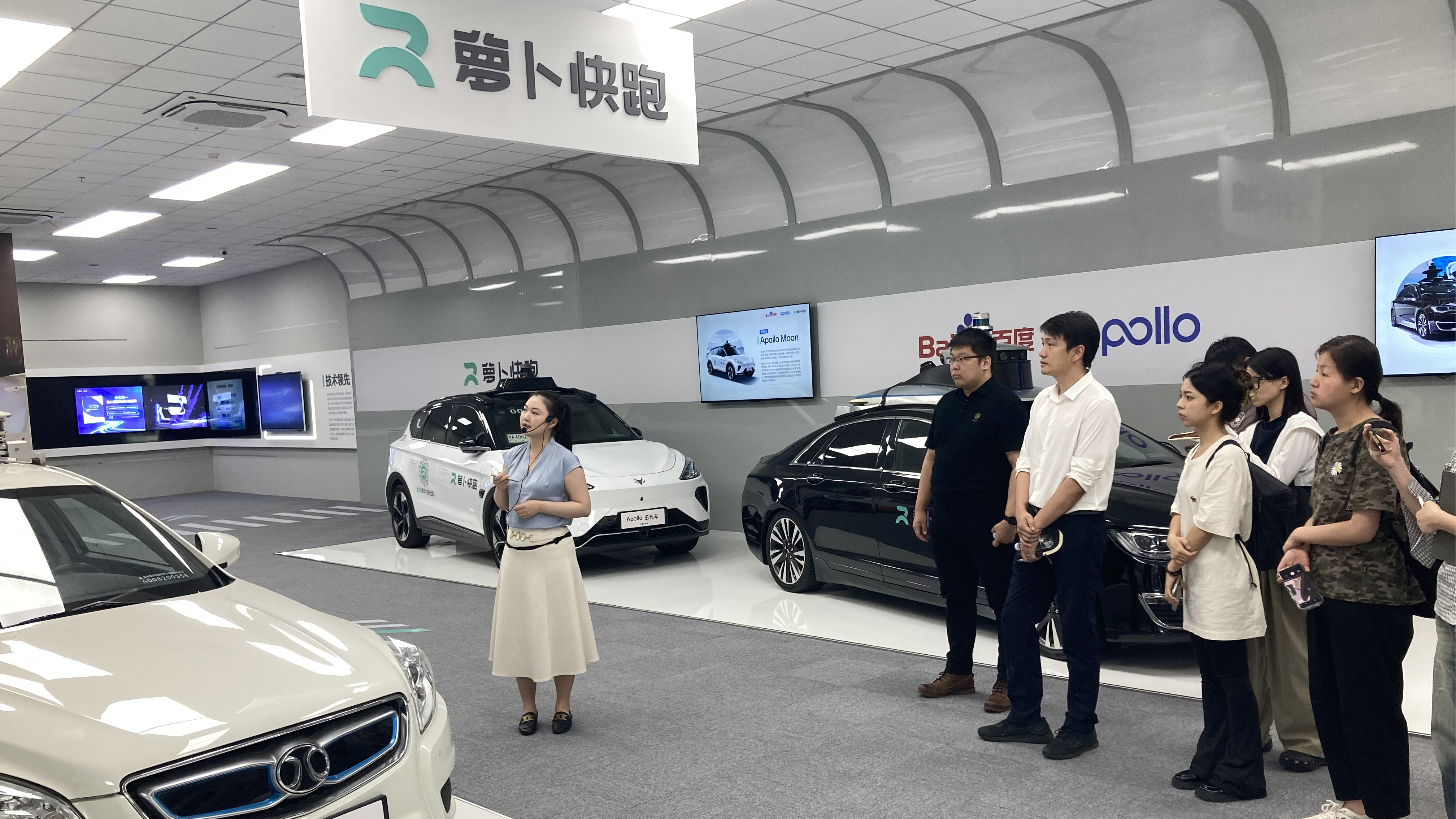 问鼎娱乐师生参访百度萝卜快跑汽车机器人智行谷在研发一线感受新质生产力赋能传统行业